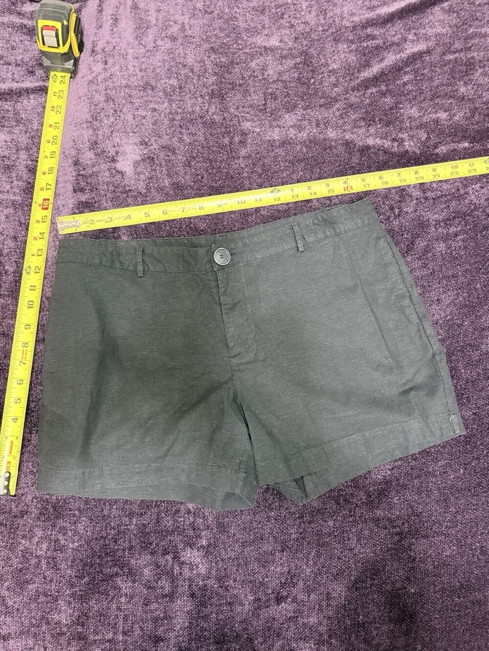 UMA “Boto” women’s black linen-blend shorts, tagged size 44 (L).